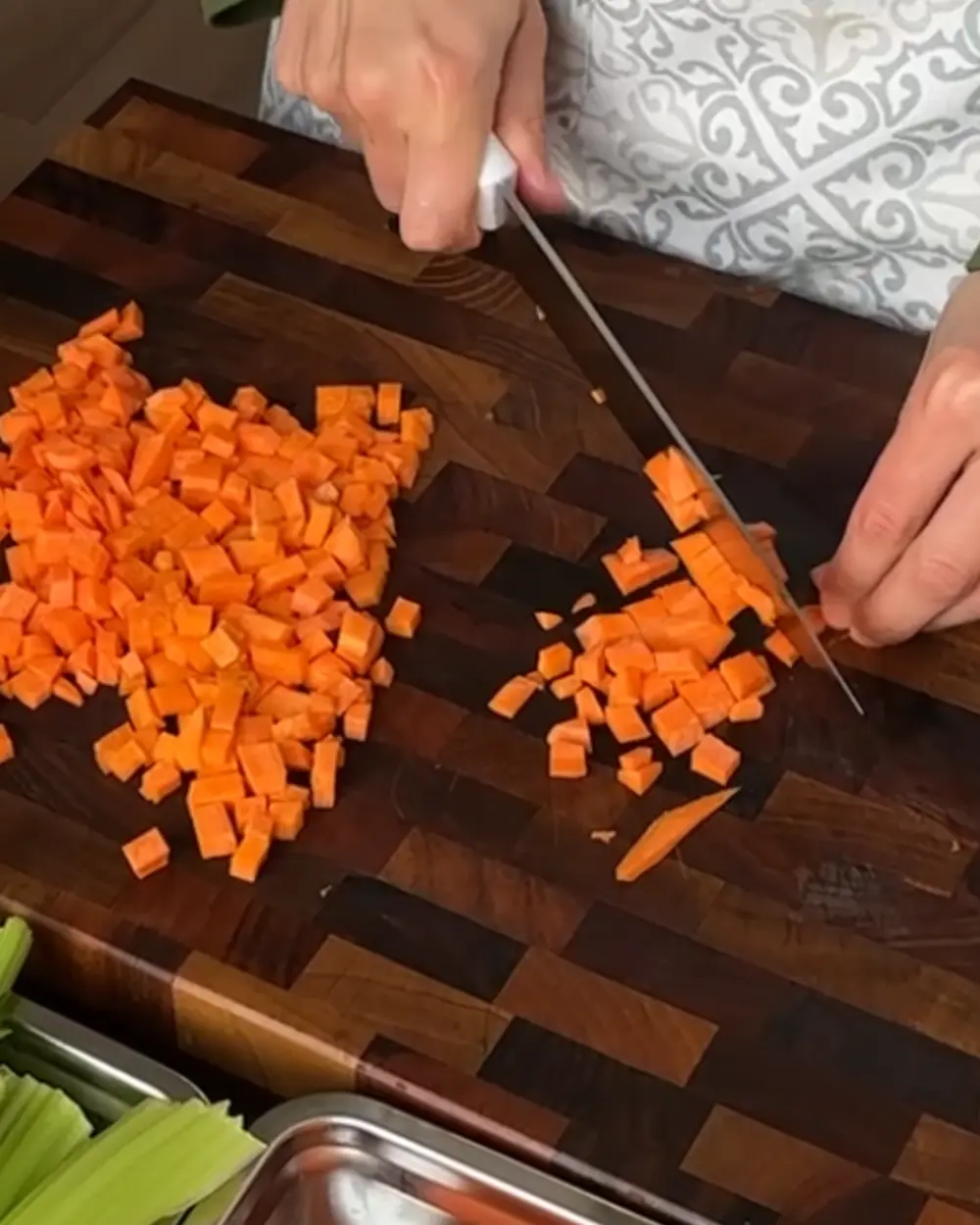 Нарезка овощей на кухне